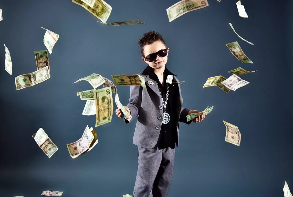 Богатый человек с деньгами. Человек с деньгами. Сын стал богатым. Богатые простые люди. Богатые дети.