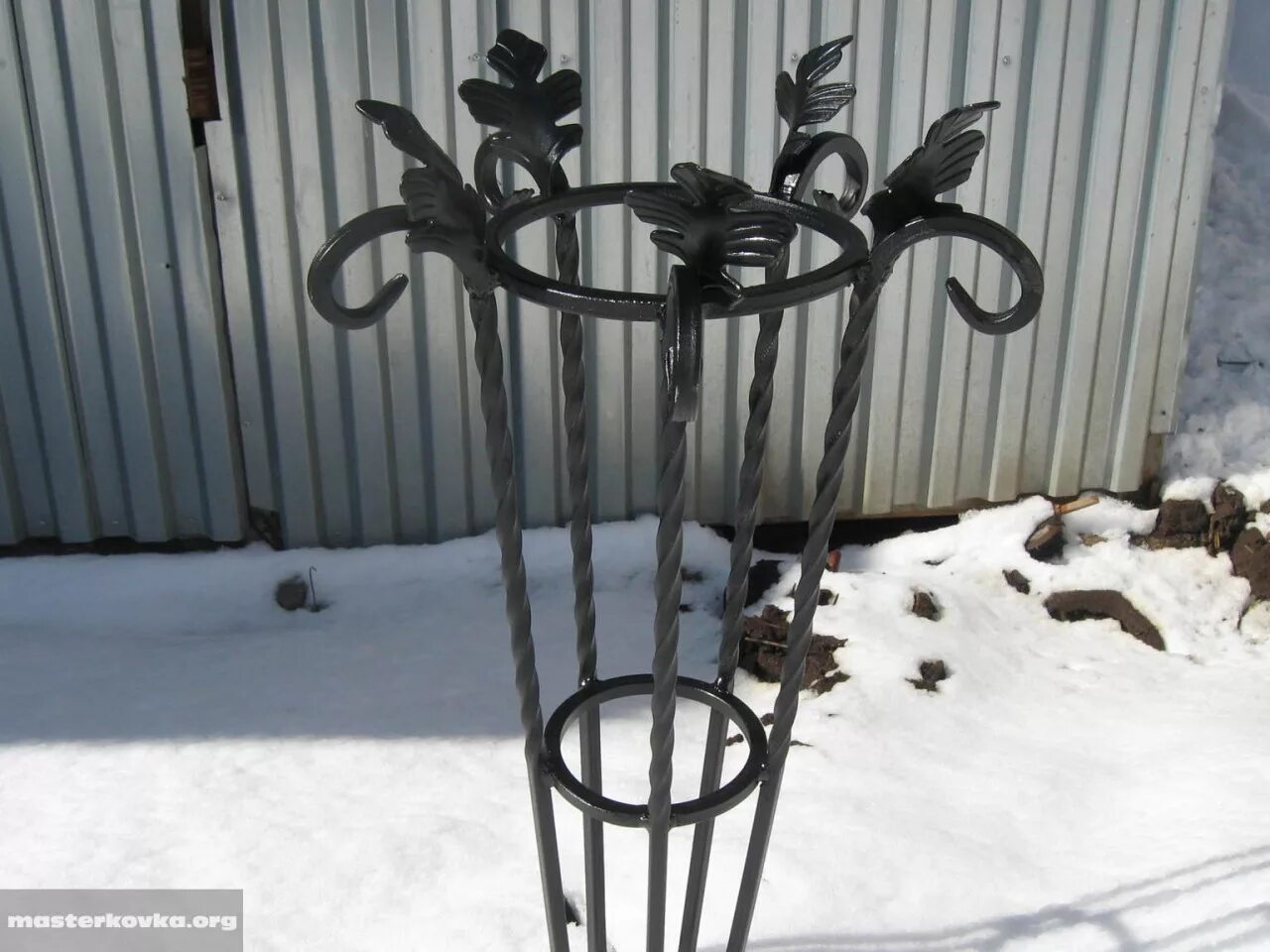 кованый столик для цветов. подставка для вазонов из металла. подставка для вазы на кладбище. вазон металлический для цветов на кладбище. подставка под цветы на кладбище.