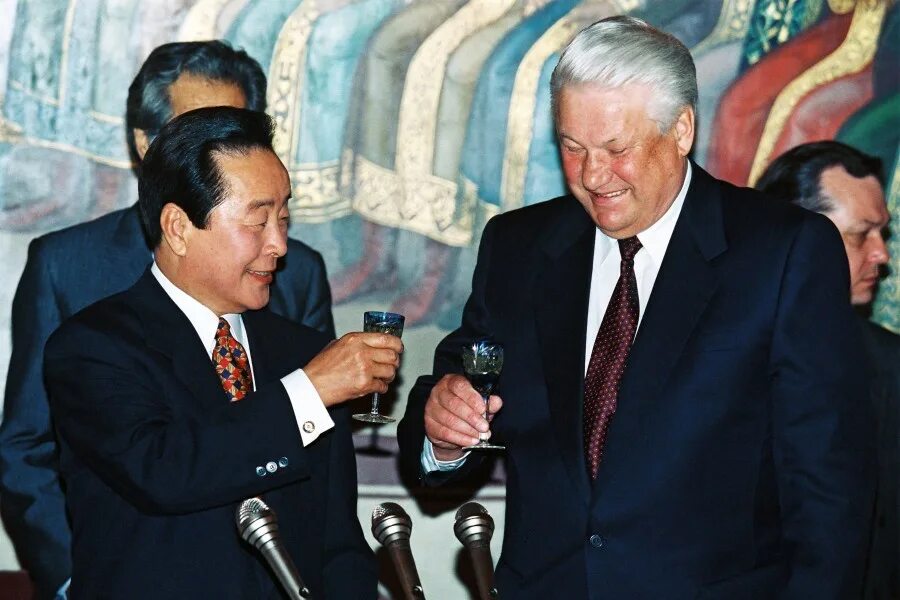 1 юань 1996г. Цзян цзэминь 1993. Китай 1 юань. Китайский юань монеты. Китай 1996 год.