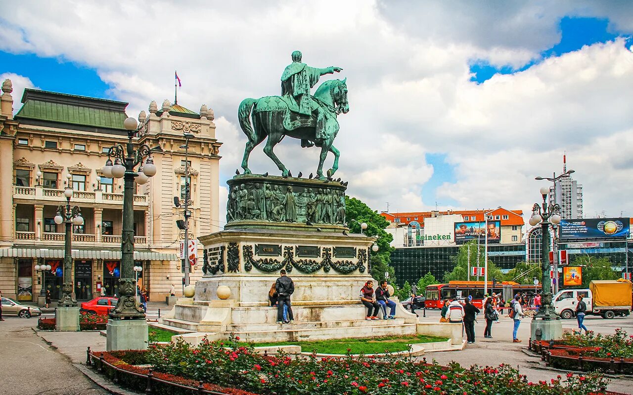 Центральная площадь белграда. Центральная площадь белграда. Центральная площадь белграда. Сербия белград площадь республики. Белград площадь с музеем.