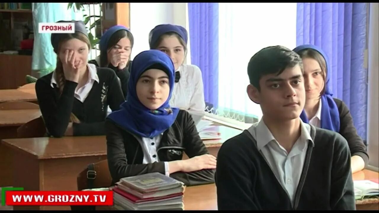 Стенд юные кадыровцы. Юные кадыровцы школьная. Чеченский квншик 1умар. Школа центр образование чеченская республика. Юные кадыровцы форма.