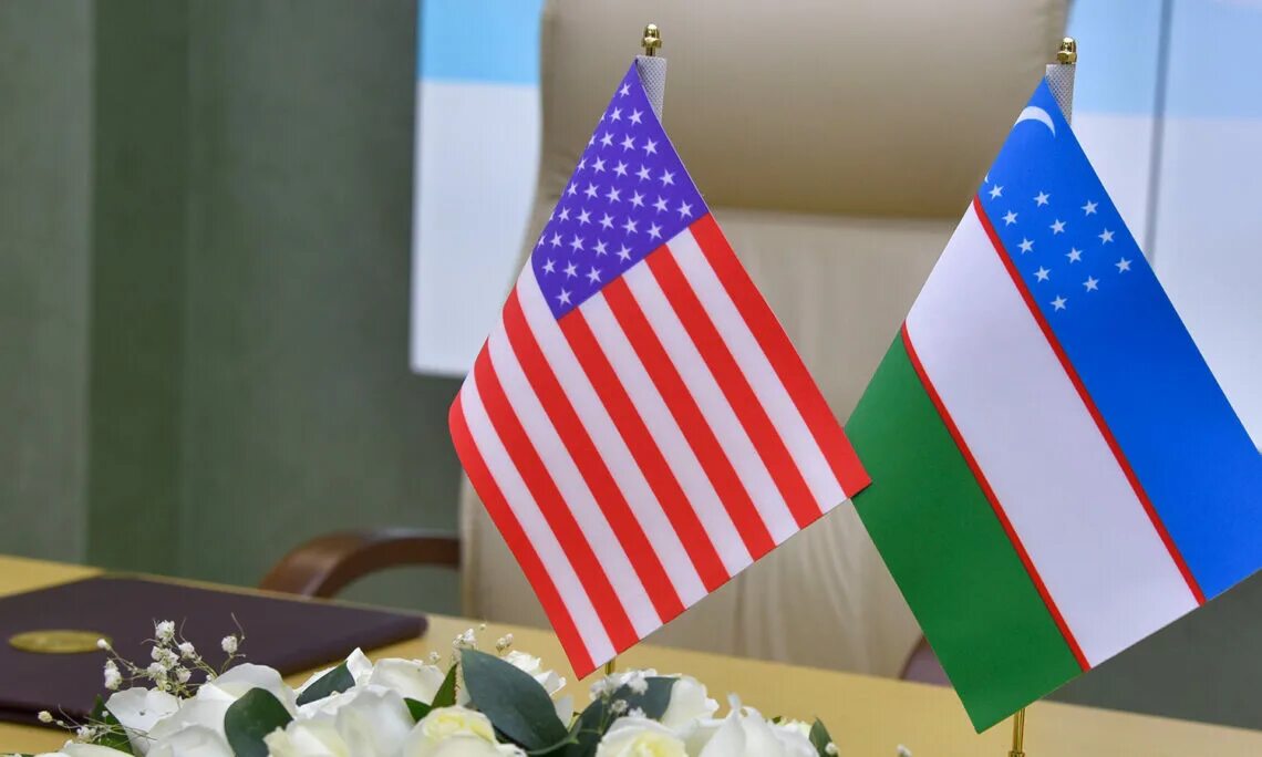 Uzb vs. Флаг США И Узбекистана. Узбекистан и США. Флаг Америка Узбекистан. Узбекистан против США.