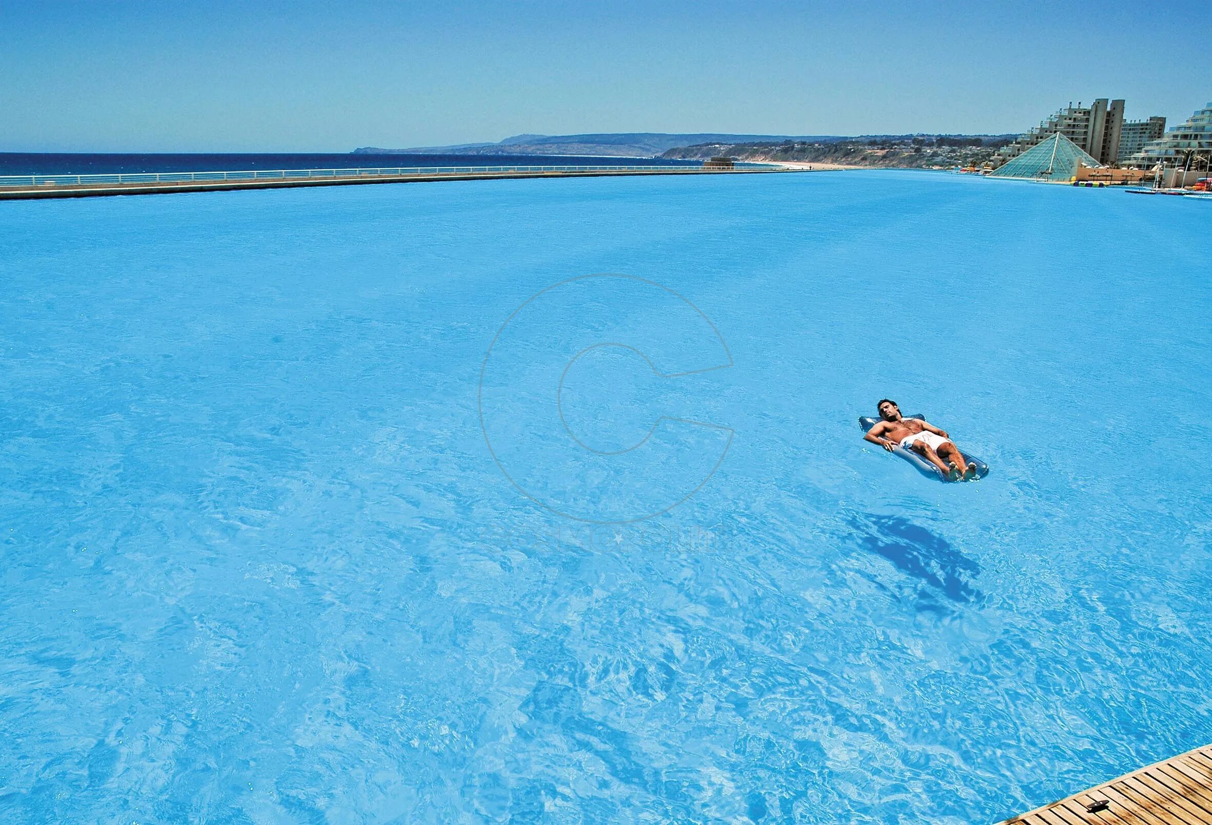 Бассейн с соленой водой. Бассейн Альгарробо, Чили. Crystal Lagoon – самый большой бассейн в мире.