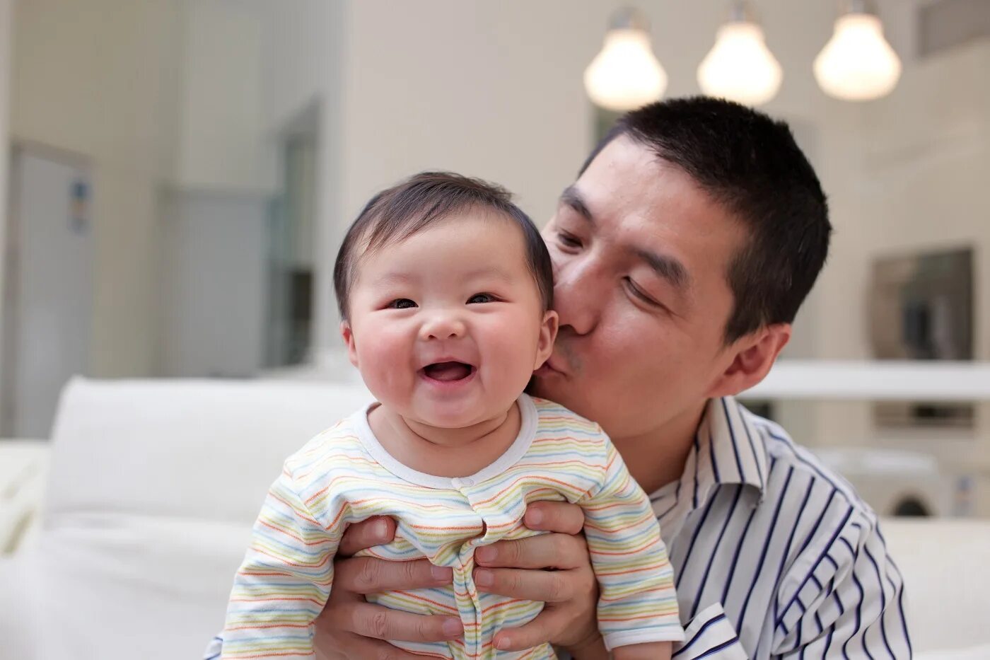 Dad how do i. Мама папа и малыш казахи. kyrgyz father with baby. daddy&#039;s home baby. newborn baby and father funny text.