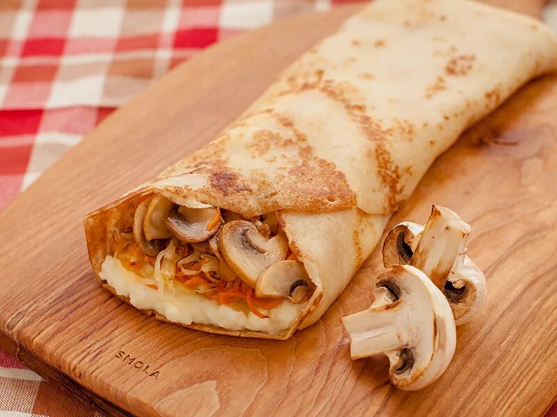 блинчики с сердцем говяжьим. блины с говяжьим сердцем. подача блинов с мясом. блинчики с мясом ресторан. блины с говяжьим сердцем.