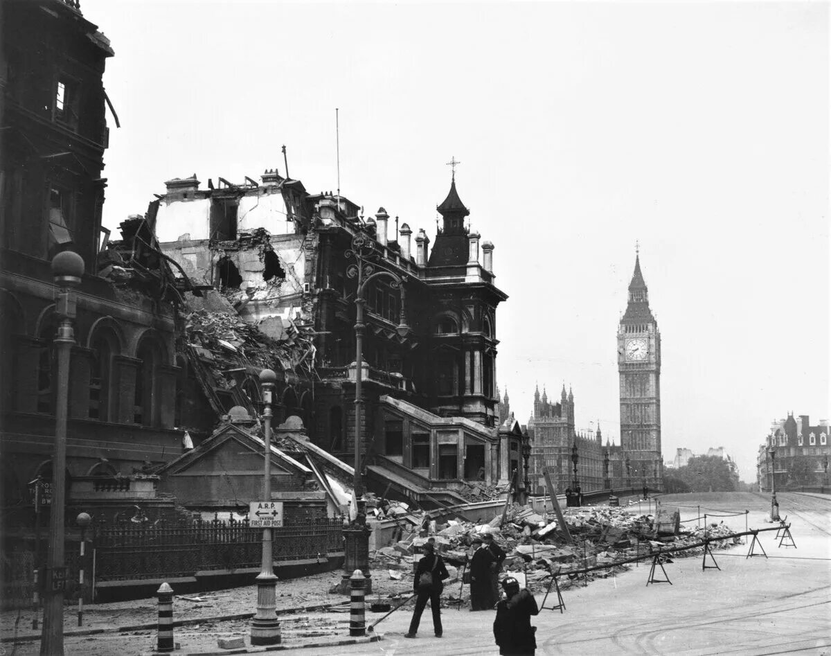 Удар по лондону. Бомбардировка Лондона 1940. Лондон после второй мировой войны. Бомбежка Лондона в 1940. Лондон 1940 год.