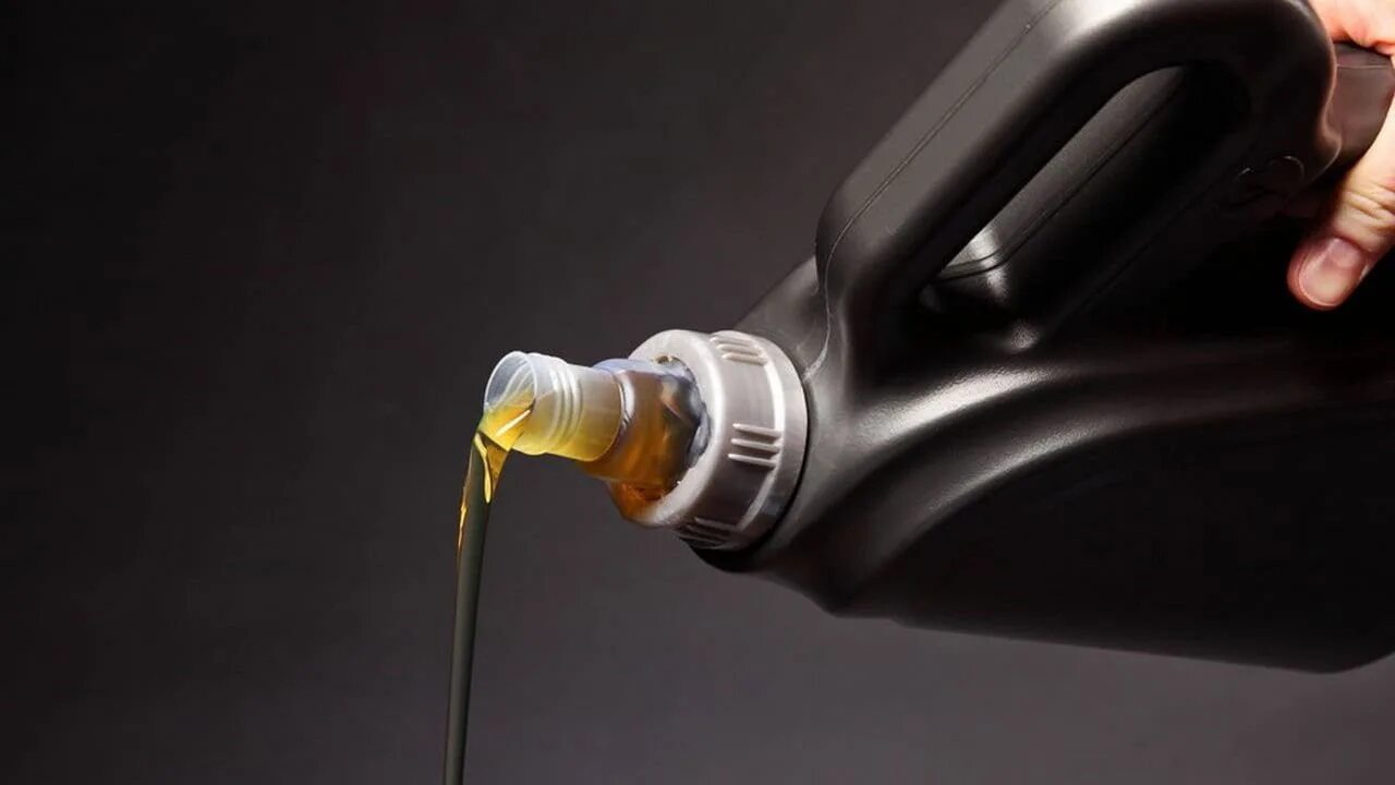 Черное моторное масло. Черное моторное масло. Моторное масло на черном фоне. Масло в двигатель. Масло черное в двигателе причины.