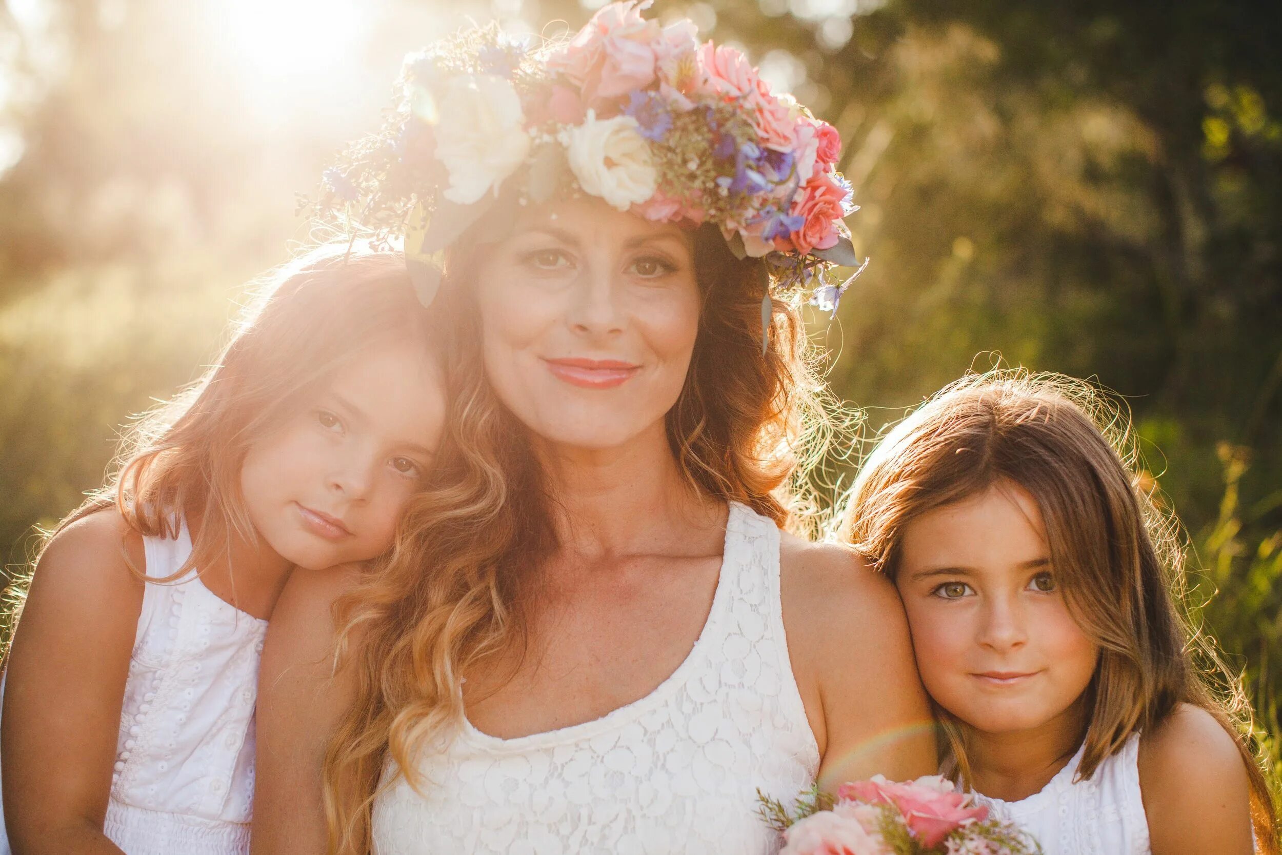 Mother and daughter family. Мама и дочка. Красивая мама с дочкой. Фотосессия мама и дочь. Фотосессия мама и две Дочки.