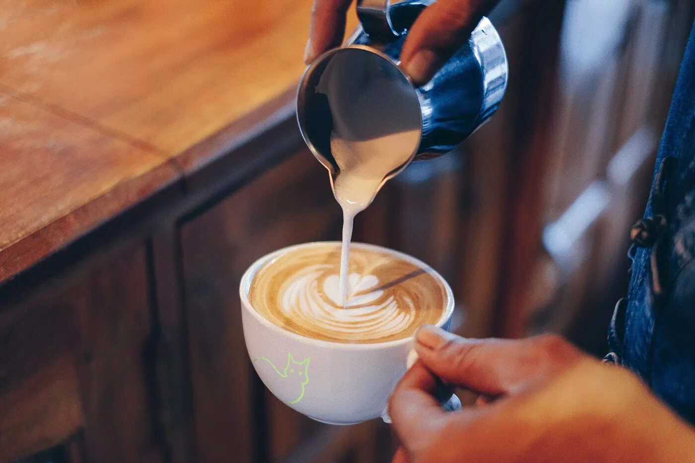 Налей кофе капучино. Молоко для капучино barista. кофе бариста. кофе наливают. молоко наливают в кофе.