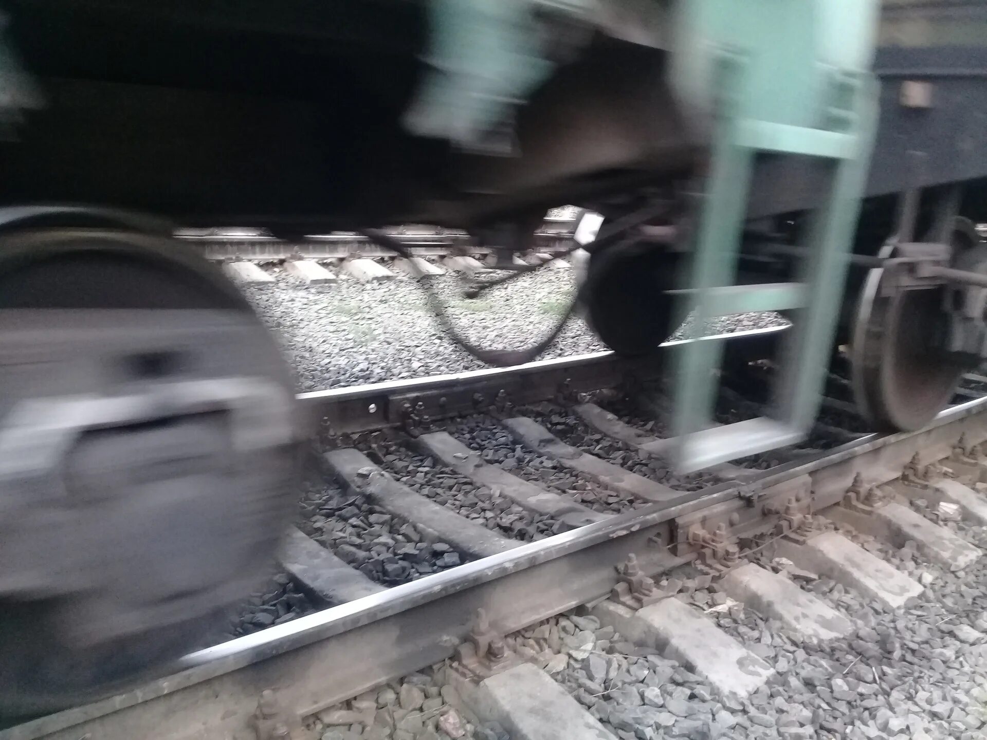 Не заметила поезд. Попал под колеса поезда.