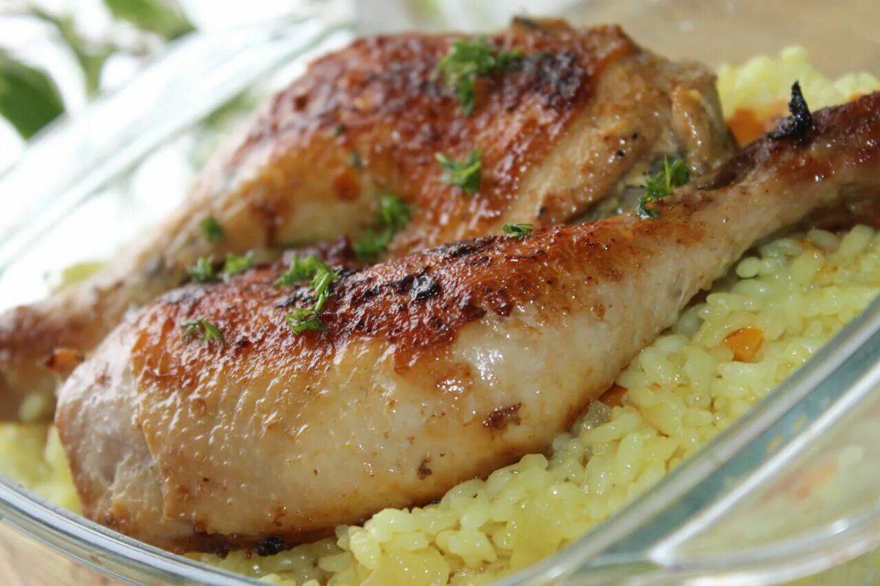 куриные крылья сырые. кура сорока. курица соль перец чеснок. сковорода для цыпленка табака. курица соль перец чеснок.