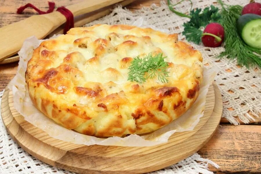 Рецепт куриного пирога. Пирог с курицей и сыром. Заливной пирог с курицей и сыром. Пирог с картошкой и сыром в духовке. Пирог с курицей и сыром в духовке.