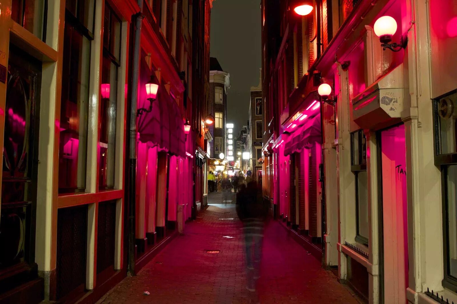 Улицу назвали красной. Улица красных фонарей Амстердам. Квартал красных фонарей в Амстердаме. Квартал красных фонарей Амстердам витрины. Аллея красных фонарей в Амстердаме.