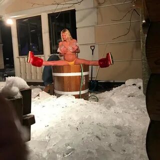 Волочкова Писать Под Елкой Фото.