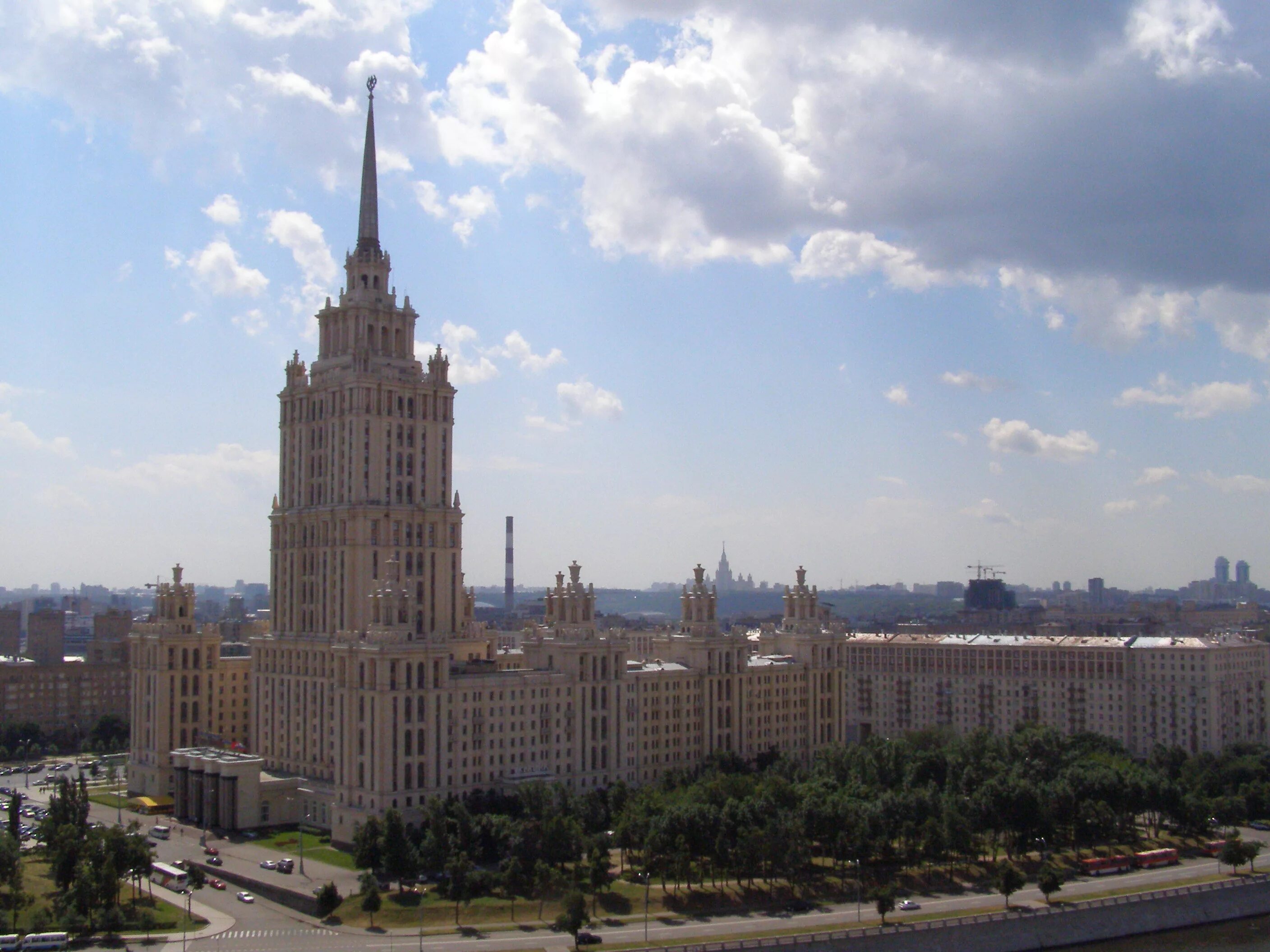 И два здания на площади