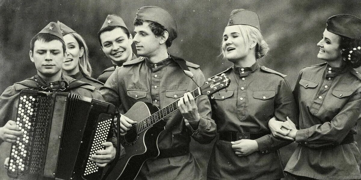 Песни 1941 1945 годов слушать. Музыканты на войне. Военные поют. Военные годы. Артисты на войне.