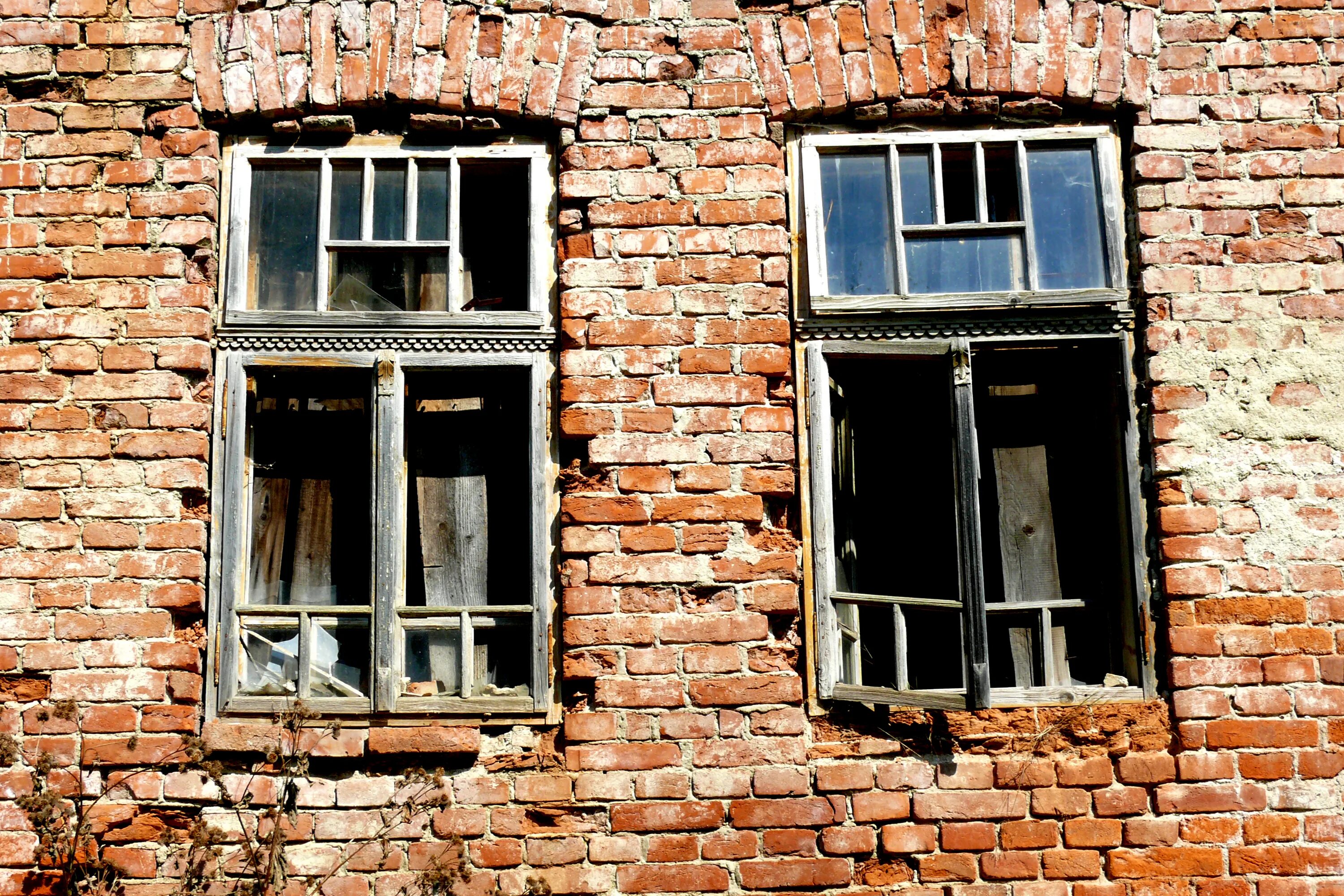 Окна старинный дом. Окна в старых домах. Старое окно. Окна в старых кирпичных домах. Окна в старинных кирпичных домах.