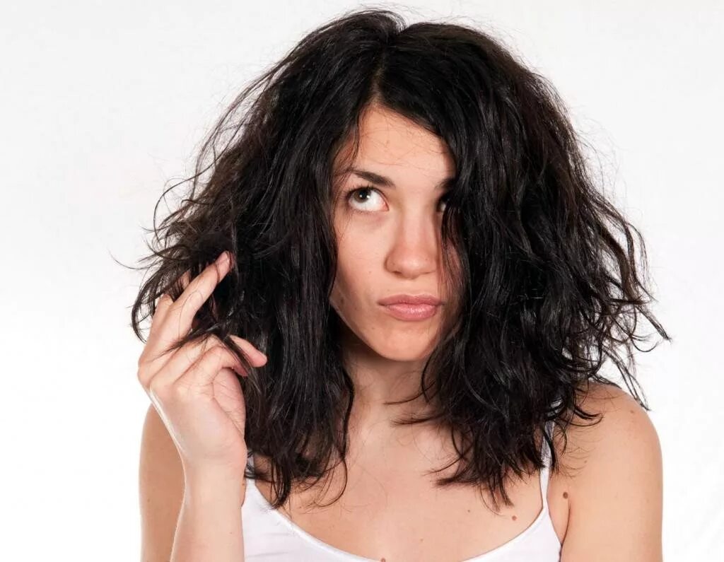 Неухоженные волосы. Лохматые волосы. Ломкие волосы. Плохие волосы у женщин. Девушка с растрепанными волосами.