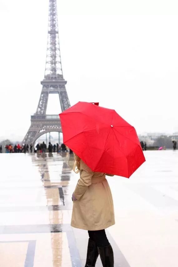 Сколько брали париж. Девушка с красномзонтом. Девушка с красным зонтом. Красный зонтик. Фотосессия с красным зонтом.