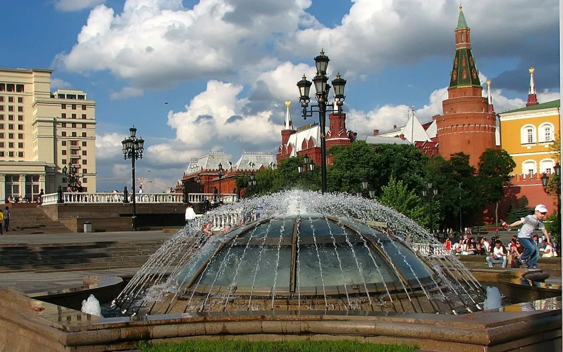 Включи достопримечательности города. Москва доспремичательности. Манежная площадь река Неглинная. Достромечательности в Москве. Фонтан на Манежной площади в Москве.