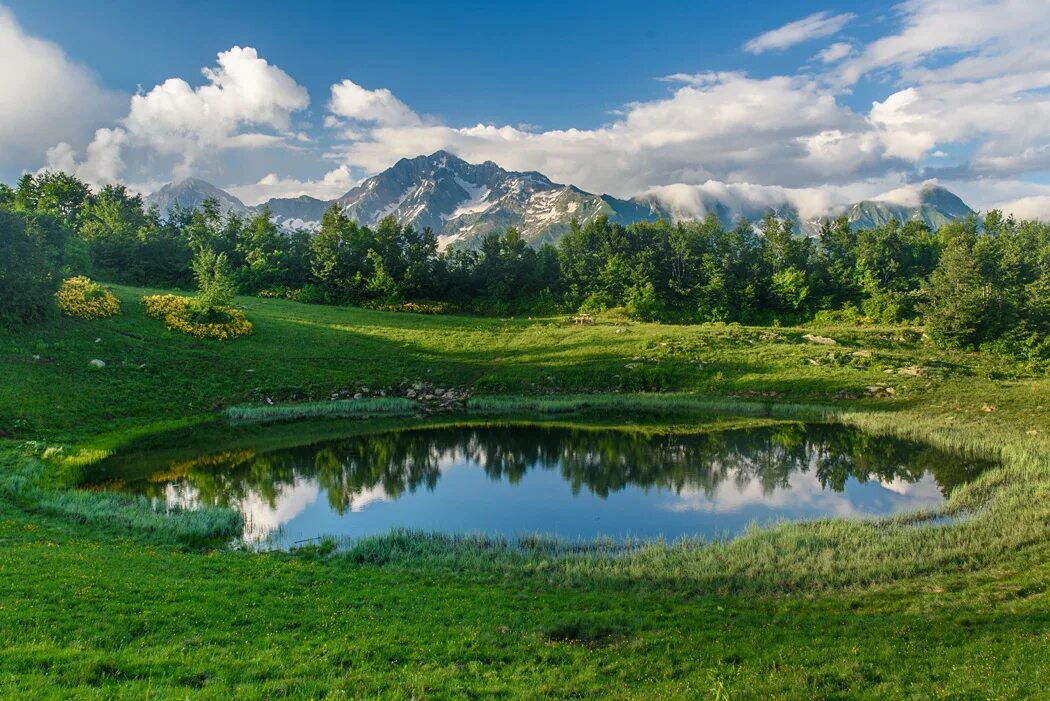 Гора ачишхо озеро зеркальное. Гора ачишхо озеро зеркальное. Зеркальной поляны. Хмелевские озера красная поляна. Зеркальной поляны.