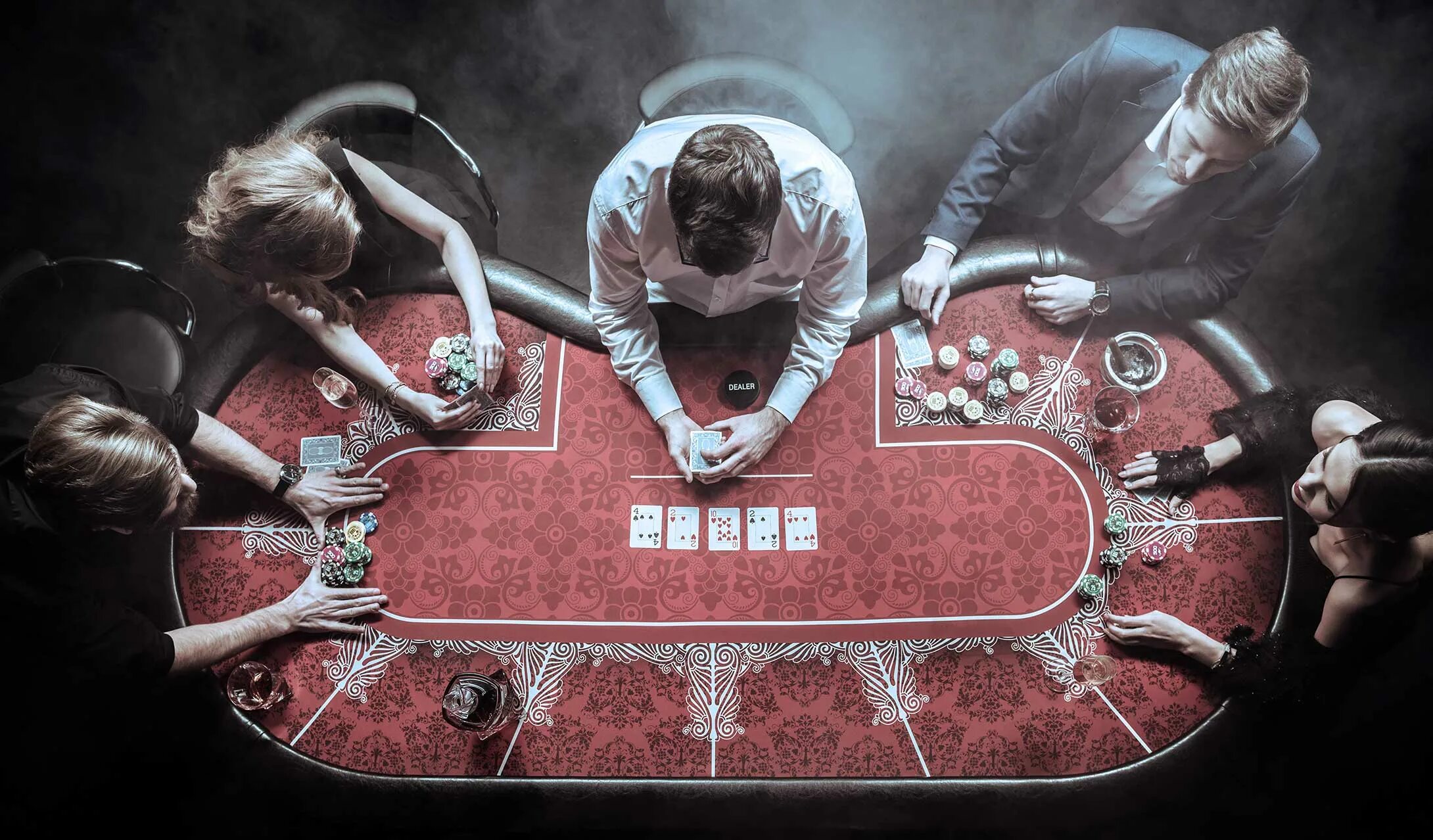 Время азартными играми. Покер. Покерный стол. Покерный стол с людьми. Казино Покер.