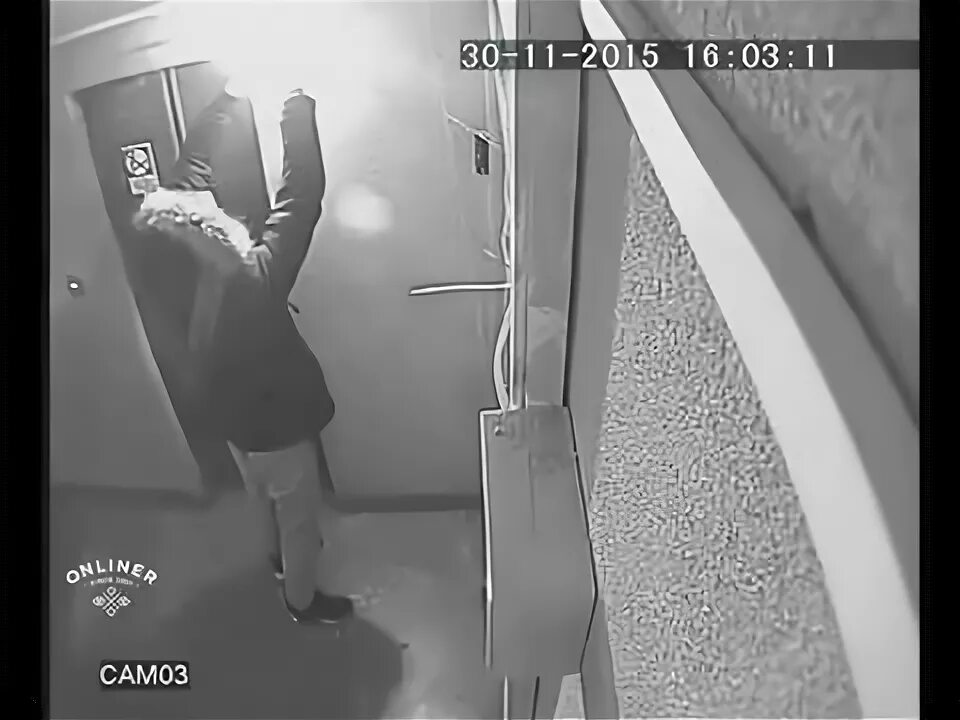 Коля решил починить лампу в подъезде. Лампочку воруют воруют в подъезде. лампочка в подъезде прикол. выкручивают воруют лампочки в подъезде. мальчик разбил лампочку в подъезде.