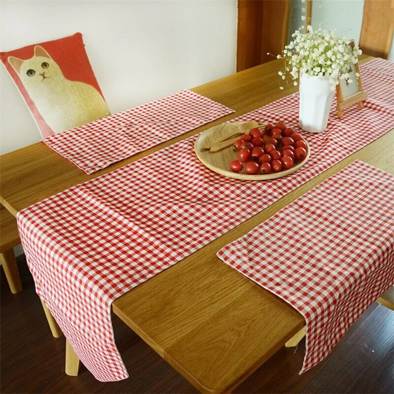 скатерти. сервировка стола скатерть. две скатерти на столе. скатерть на банкетный стол. стильная скатерть.