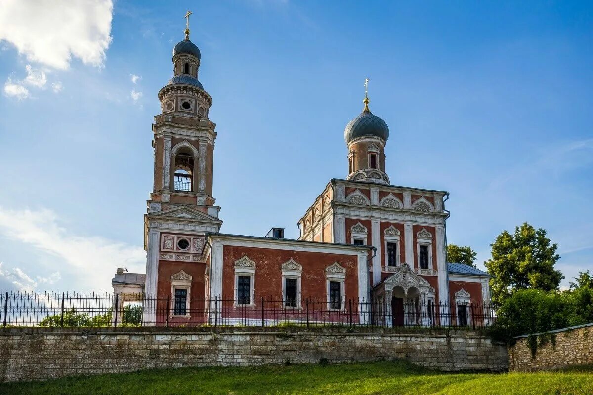 Тула тарусская на сегодня. Полотняный завод Калуга музей. Монастырь недалеко от полотняного завода.