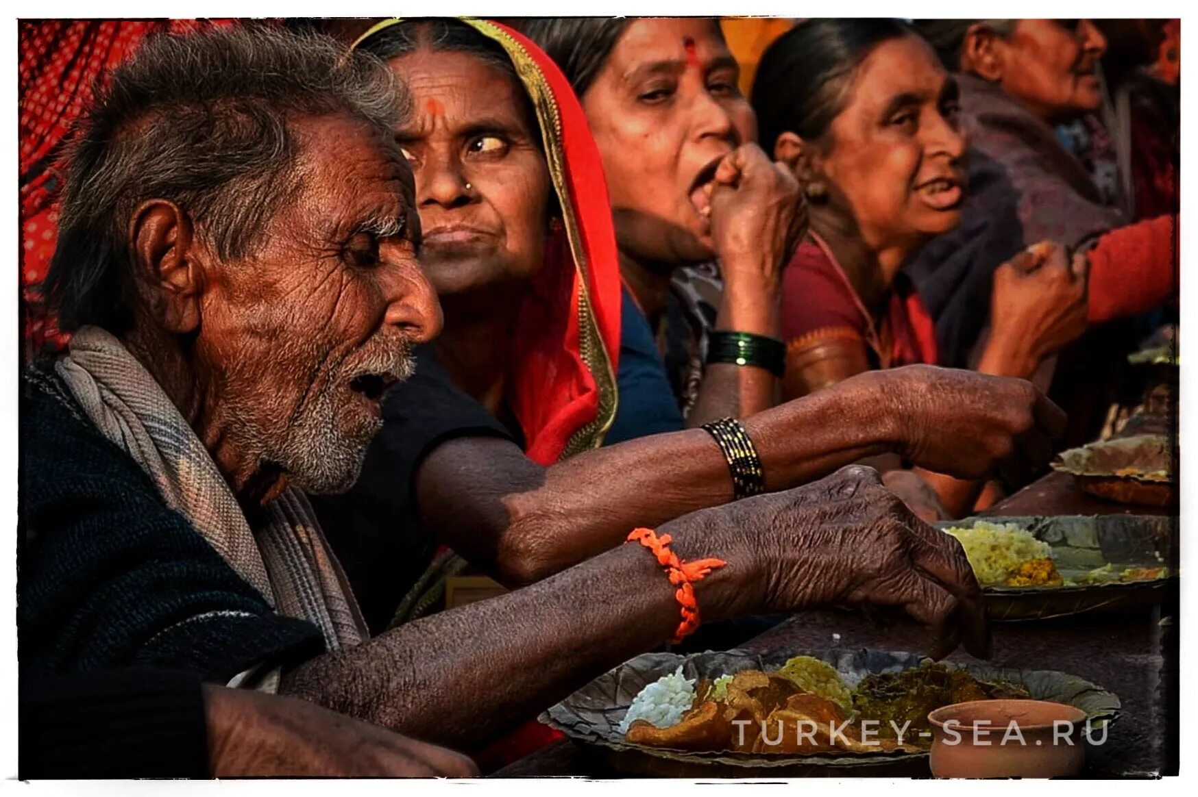 Предсказания индуса. Индийцы едят руками. В Индии едят руками. Индия еда правой рукой.