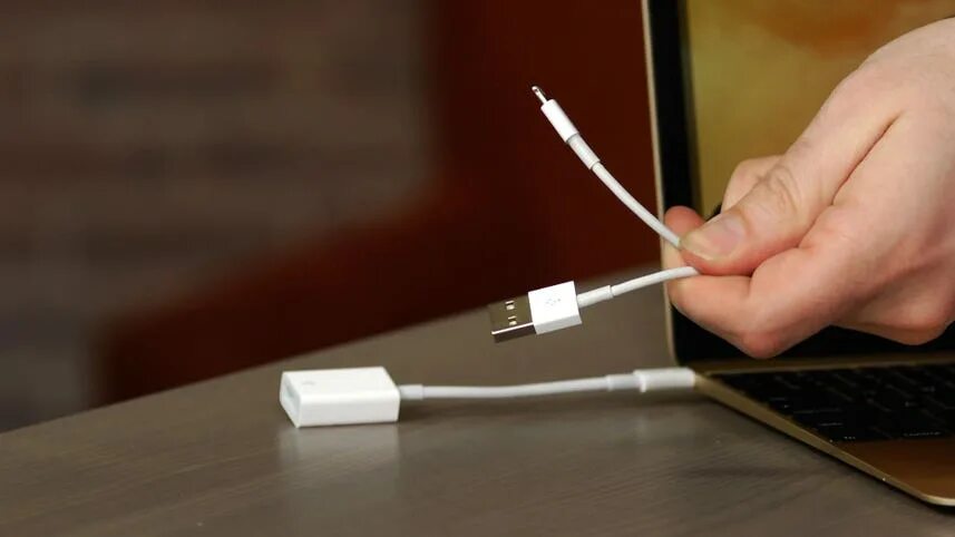 Подключись к наушникам apple. Наушники проводные макбук. Подключить кабель интернет к MACBOOK. К макбук подключается флешка. Переходник для наушников iphone к макбуку.