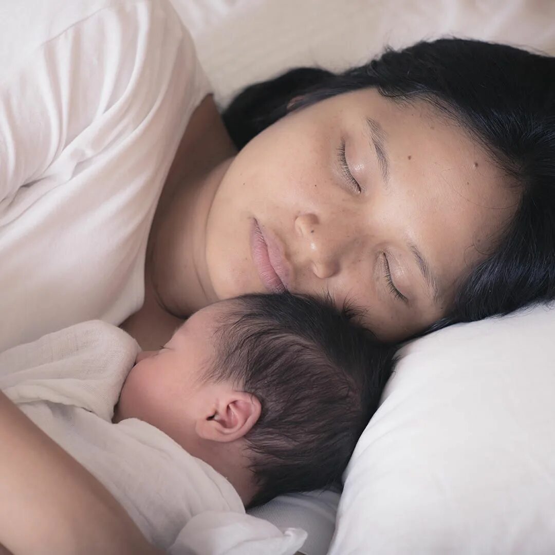 Sleeping drinking mom. Совместный сон. Совместный сон Япония. Спящие мать. Совместный сон Эстетика.