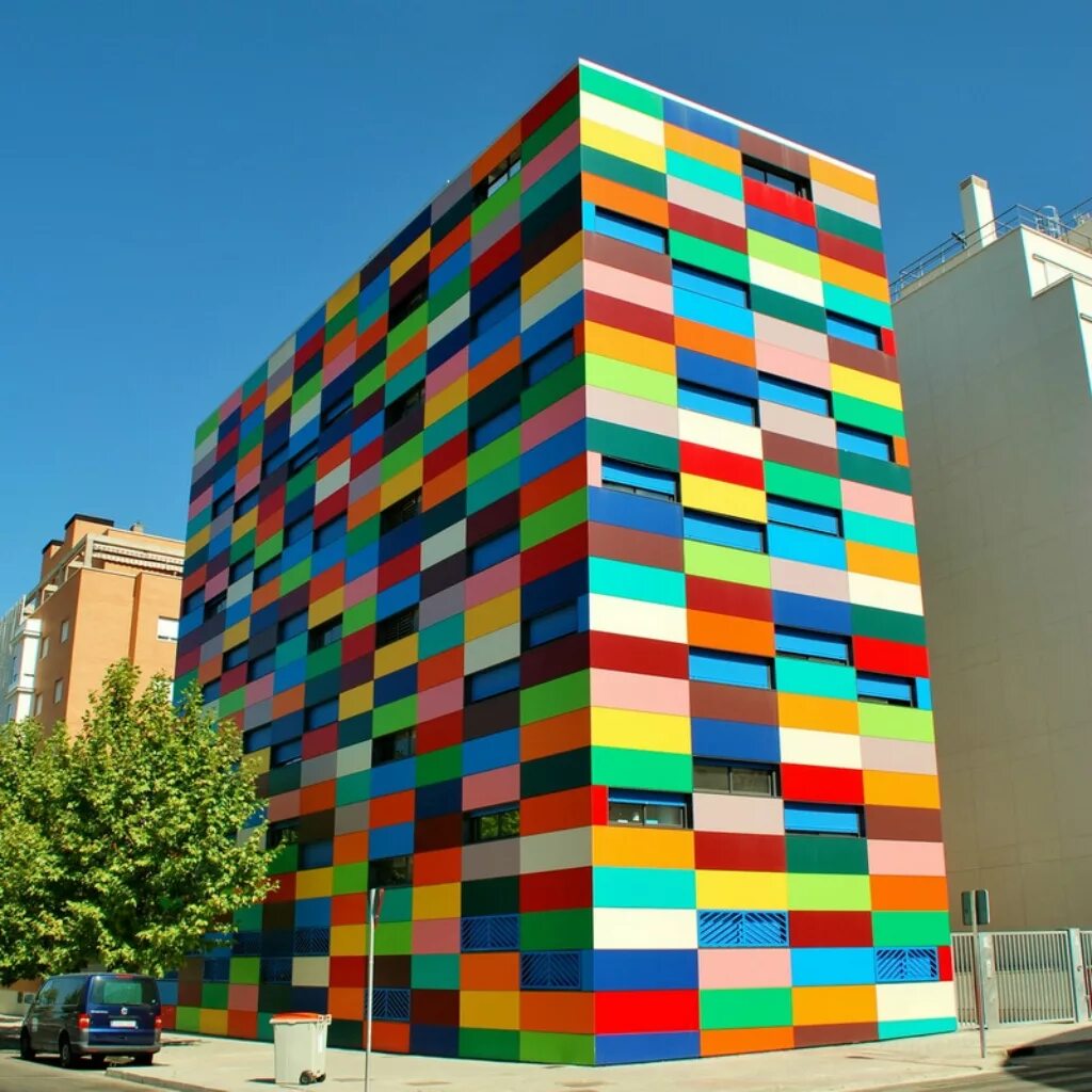 Цветные фасады зданий. Разноцветный фасад. Разноцветные здания. Разноцветные архитектурные сооружения.