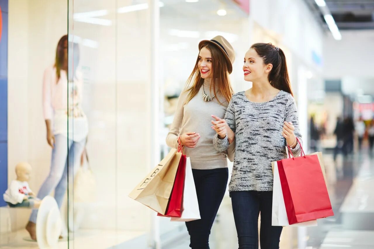 They want to go shopping. Женщина в торговом центре. Подруги в торговом центре. Шоппинг с подругами. Люди шопятся в торговом центре.