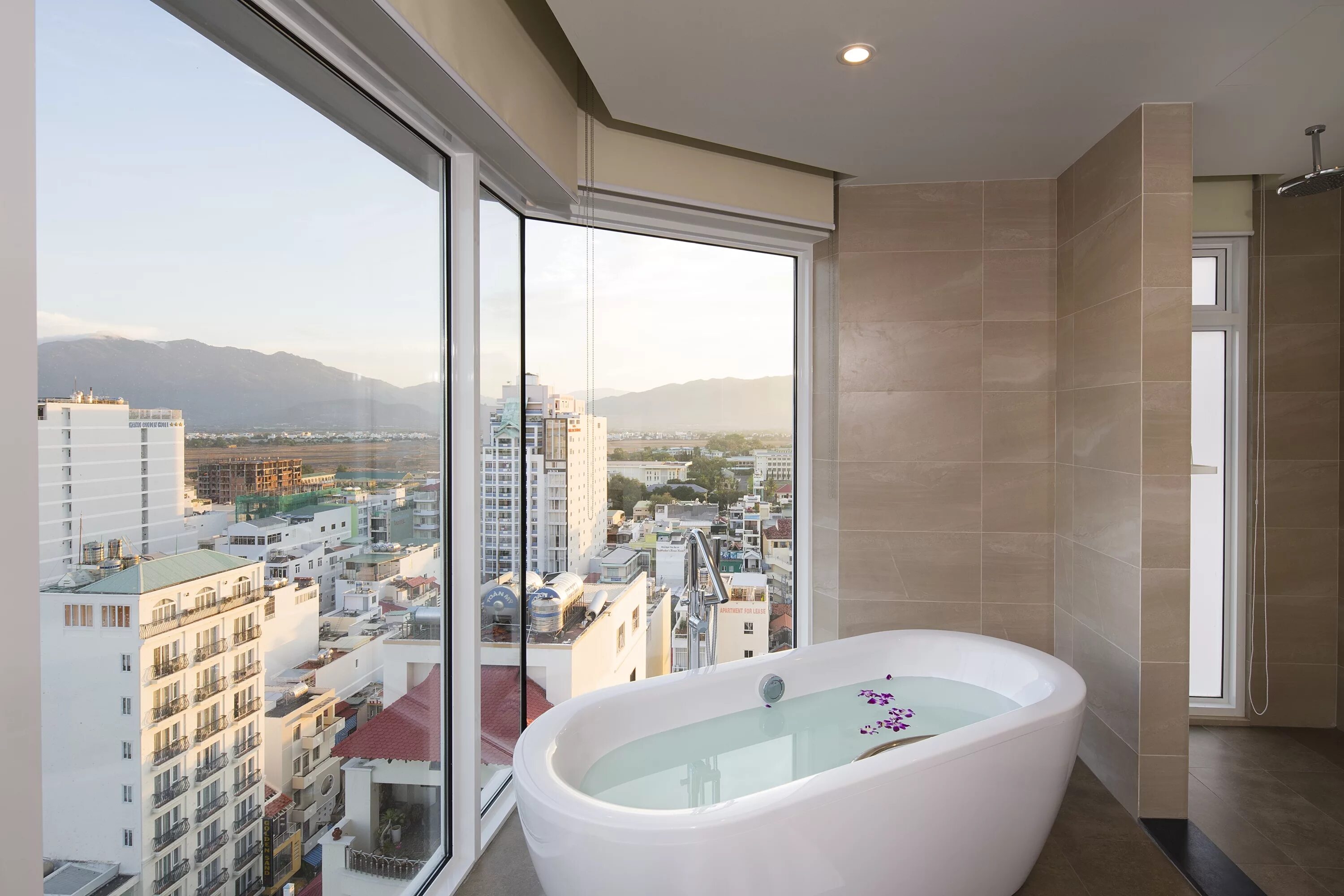 Nha trang 4 нячанг. Liberty central nha trang 4*. либерти централ нячанг. вьетнам liberty central nha. вьетнам отель liberty.