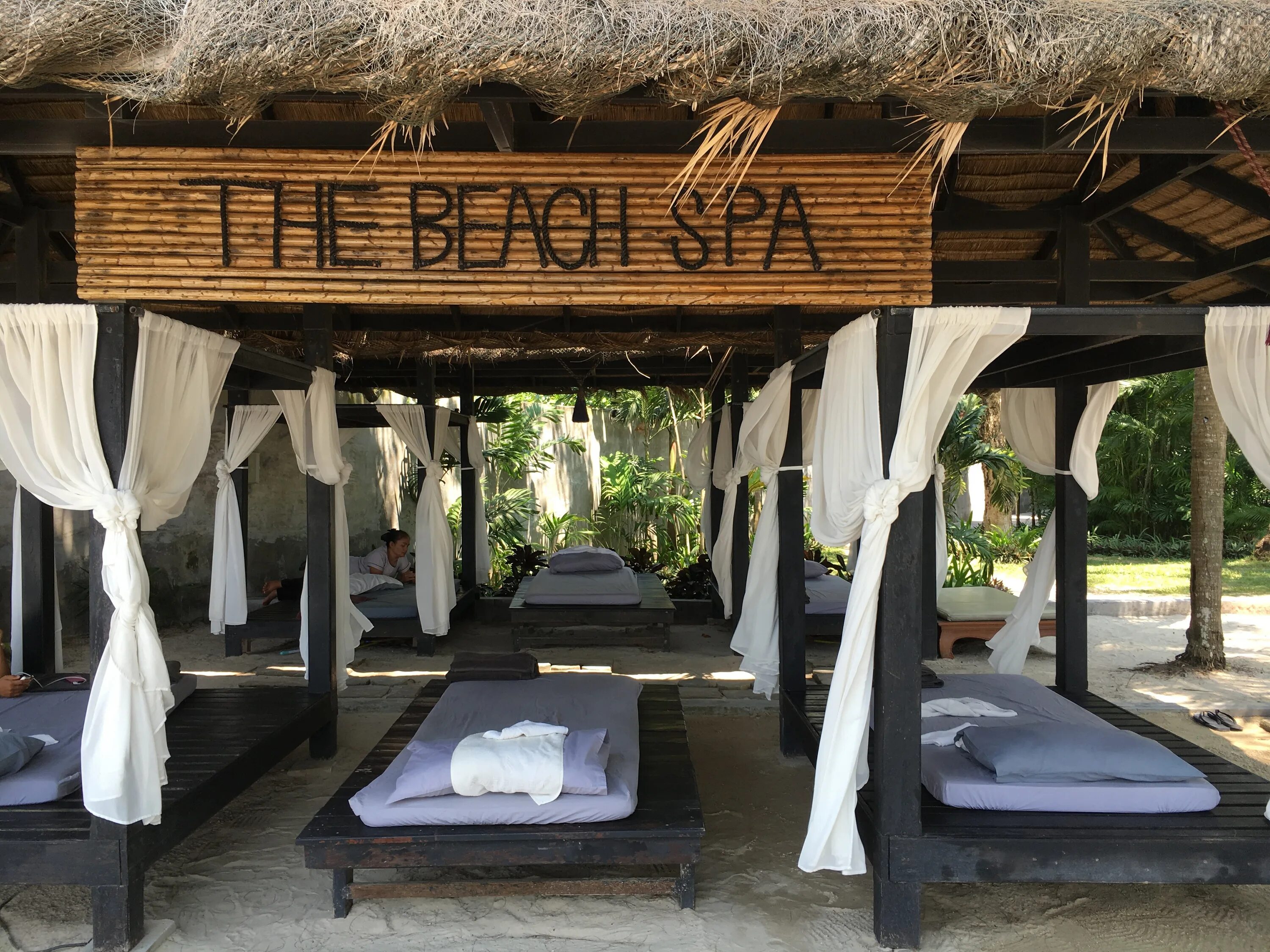 Спа чанг. Тайский шатер для спа. Тайские беседки массаж на пляже. Шатры в Тайланде. Спа на пляже Карон.