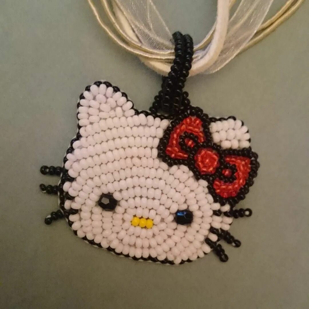 Hello kitty из бисера. Брошь хеллоу китти из бисера. брошь из бисера хелло китти. брошь китти из бисера. брошь из бисера hello kitty.