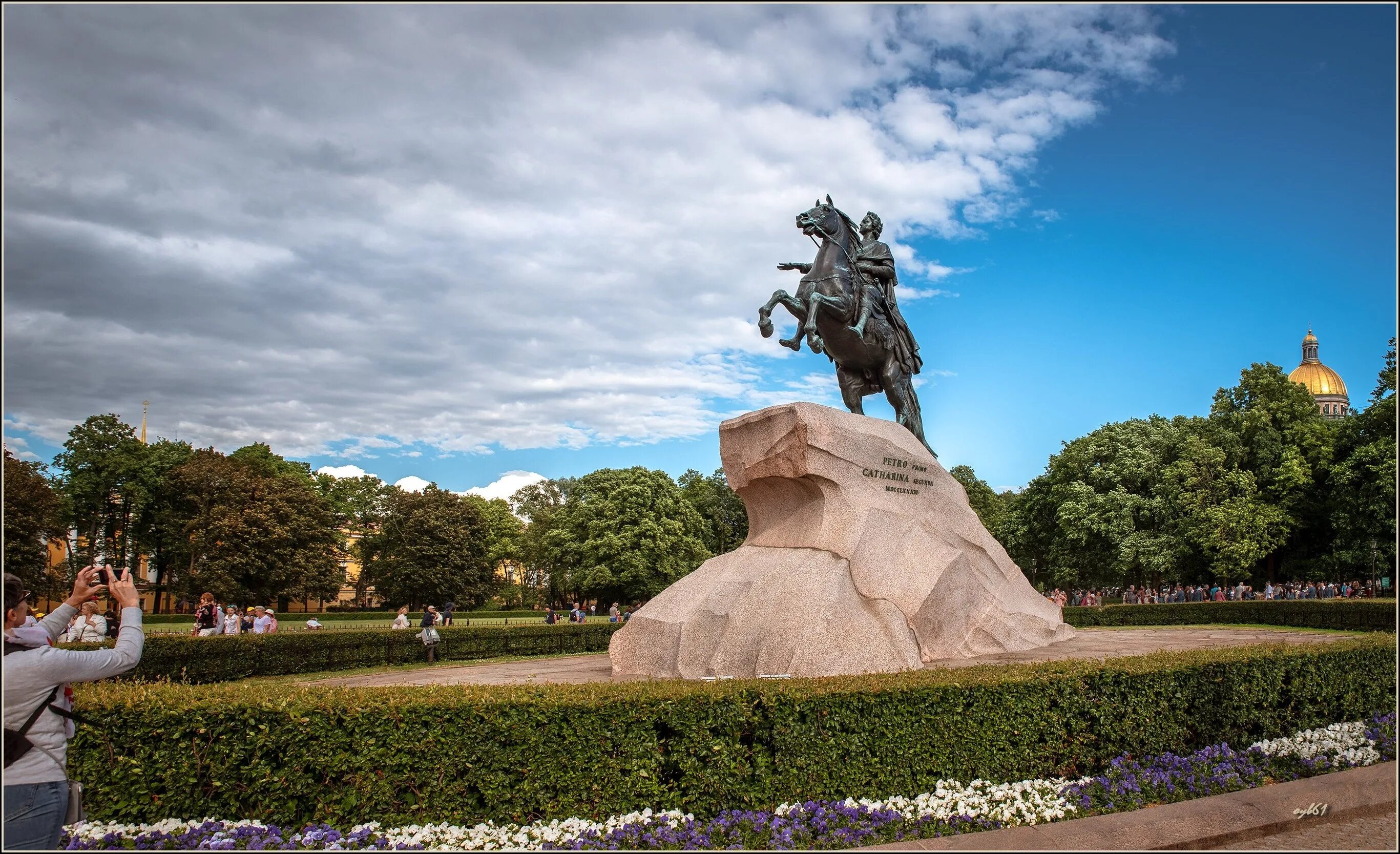 Памятник петру в санкт петербурге. Площадь Сенацкой памятник Петру медный всадник. Памятник Петру 1 на Сенатской площади. Бронзовый всадник в Санкт-Петербурге. Сенатская площадь у памятника медный всадник СПБ.