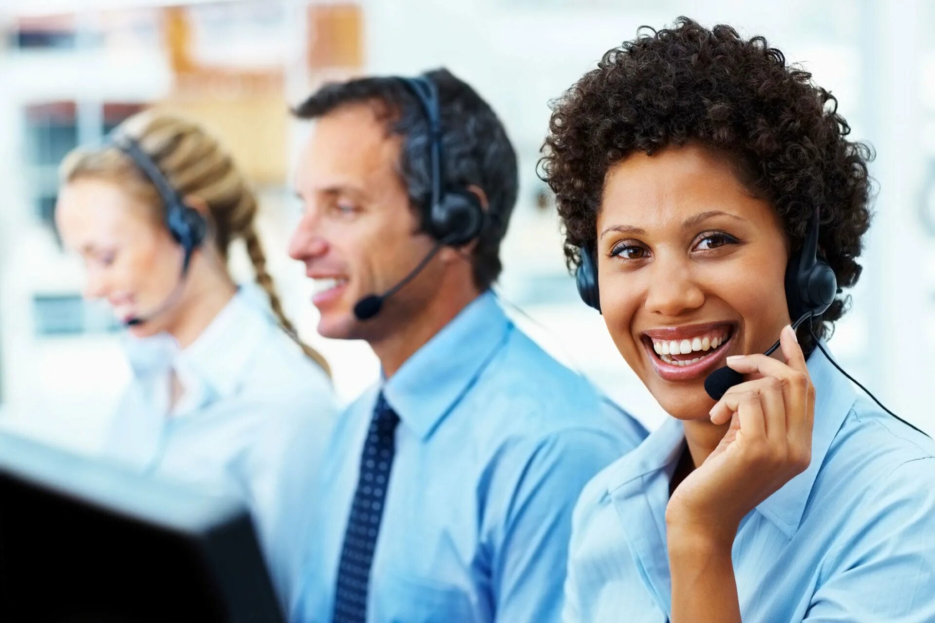 Контакт центр много людей. Crazy Call Centre "stock image". Agent smile. Smart Speech.