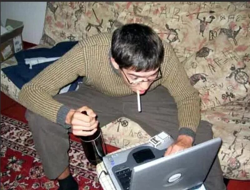 Гопник за компьютером. Компьютерный задрот. Гопник программист. Школьник задрот в очках. Очка задрот.