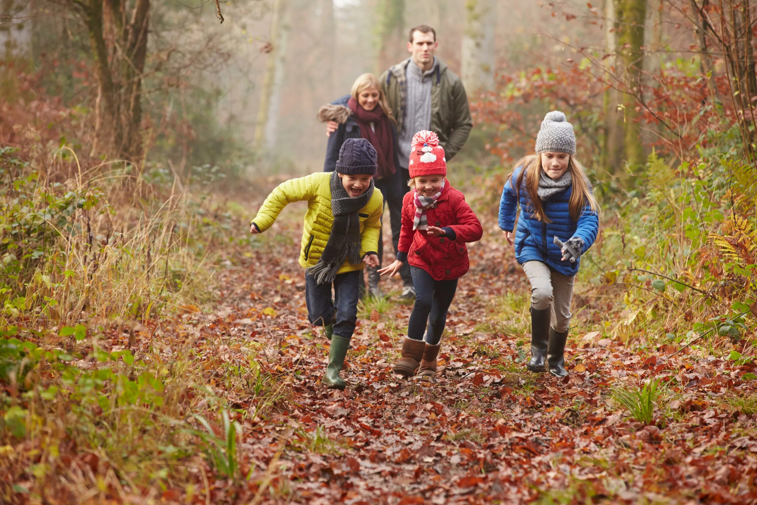 Осень другая семья. Прогулки на свежем воздухе. Прогулка в осеннем лесу. Прогулка по осеннему лесу. Семья на прогулке в лесу.