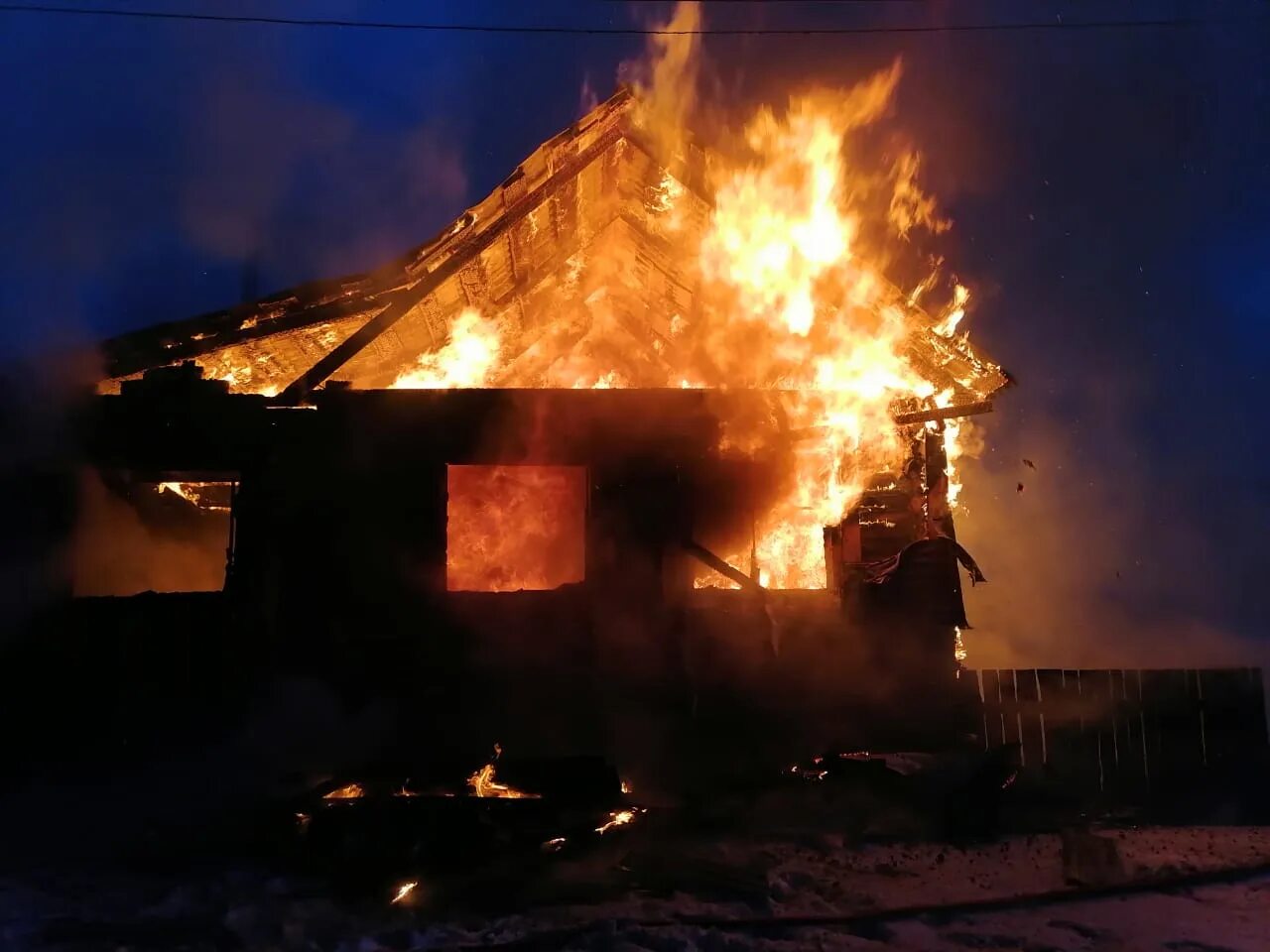 Горят два дома. Пожар в доме. Пожар в частном доме. Горит частный дом. Сгоревший дом.