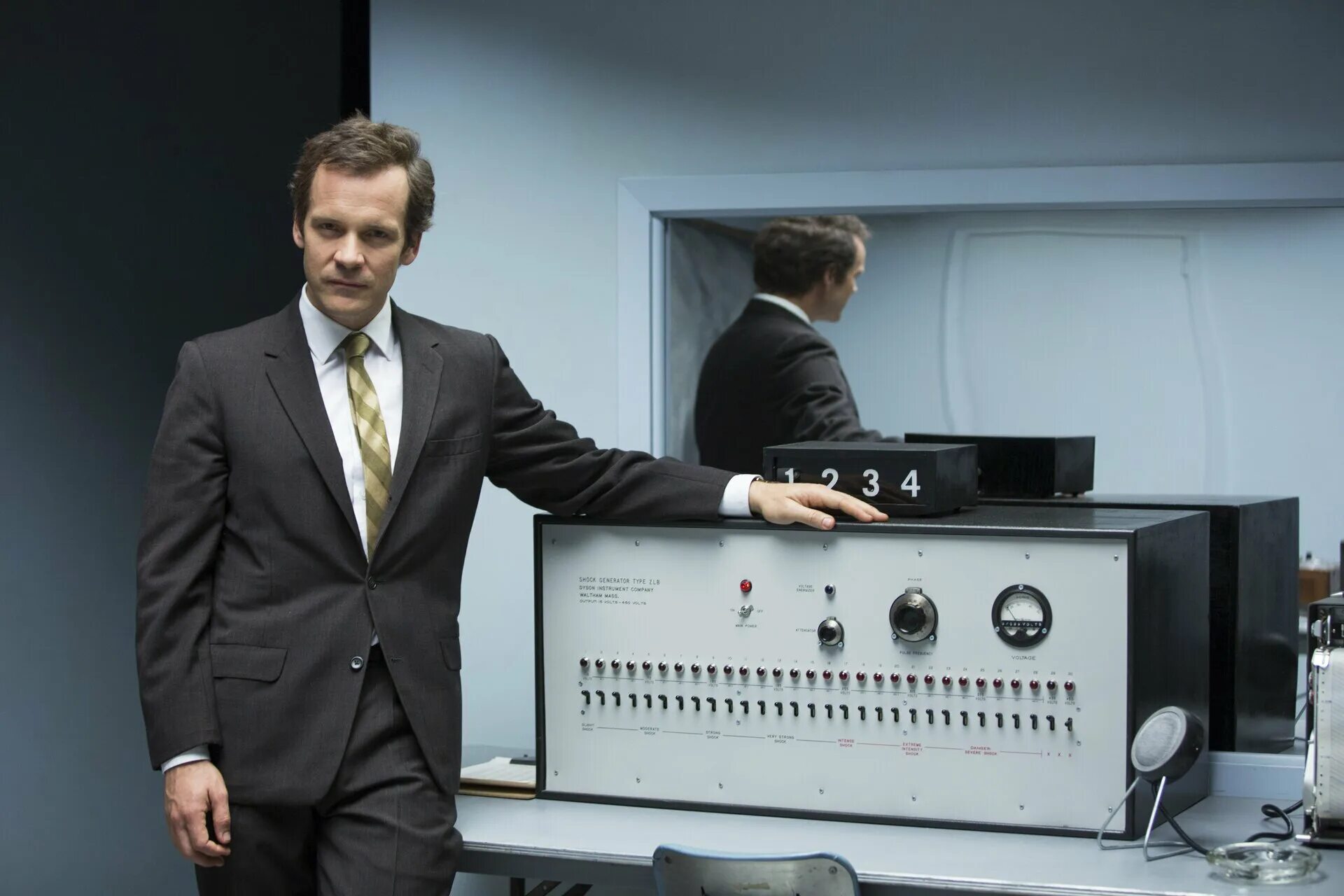 Experimenter, 2015. Экспериментатор завел испытуемого из хорошо освещенной. Галилео крастер и пушной. Эксперимент милгрэма фильм. Экспериментатор завел испытуемого из хорошо освещенной.