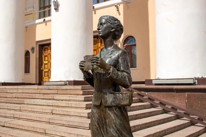 Памятник у малого театра а. Памятник возле драмтеатра в калуге. Калужский драматический театр памятник. Калуга театр драмы памятник зрителю. Театральные памятники.