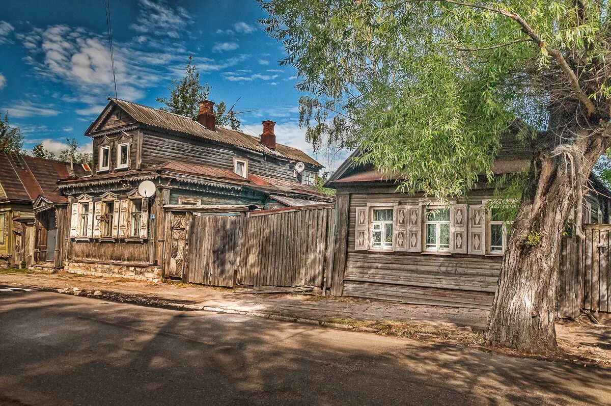 Старые дома в россии. Челябинск окраина улочки. Старый деревянный дом. Старинные деревянные дома. Старинный деревянный дом.