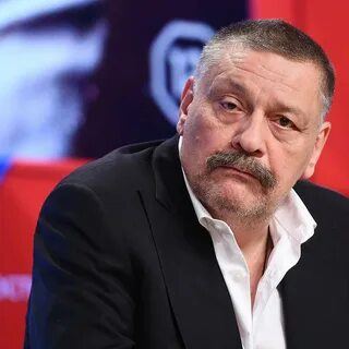 Назарову играет