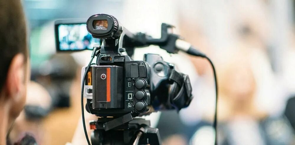 Оператор с камерой. Видеокамера журналиста. Видеооператор с камерой. Камера для трансляции.