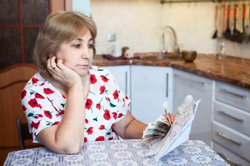 Девушка на кухне режет овощи. Девушка грустит на кухне. Женщина босиком в квартире. Девушка плачет на кухне. На кухне плакала.