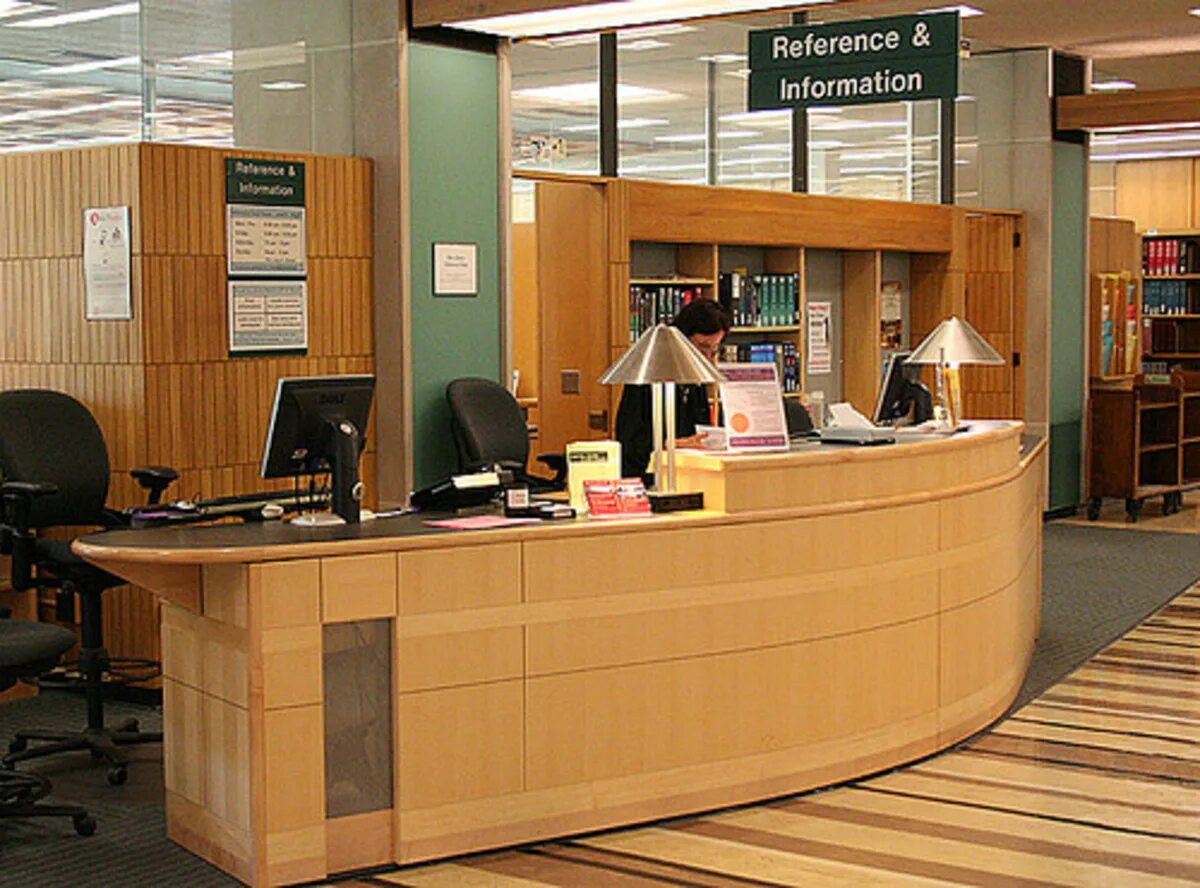 Reference Desk в библиотеке. Library reference. Референт сервис. Library Desk for help. Referenced libraries