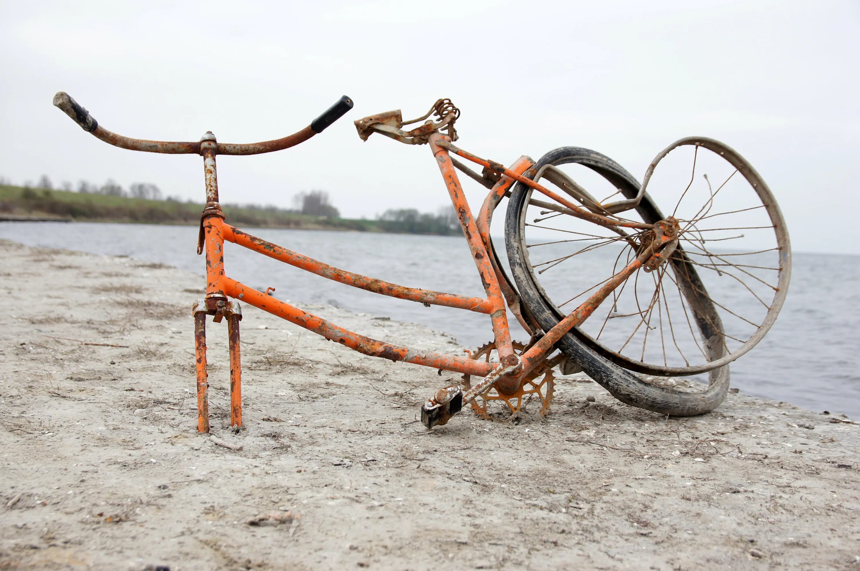 Broken bike. Велосипед. Разбитый велосипед. Поломанный велосипед. Старинный велосипед.